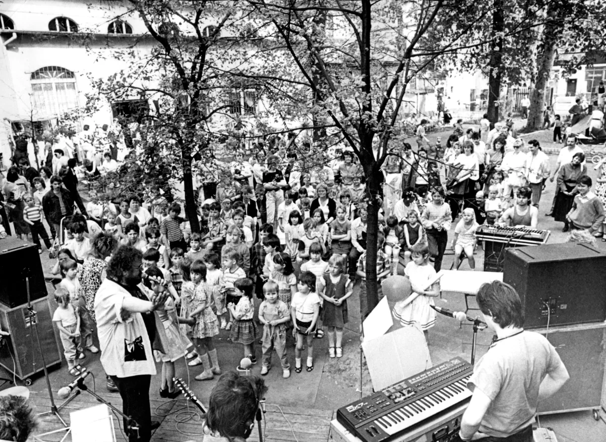 Viele Kinder sehen sich das Konzert am Kindertag 1986 im Pratergarten an.